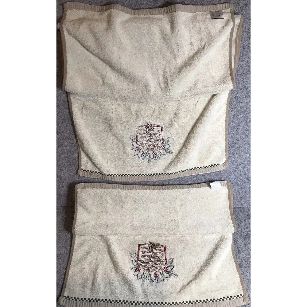 Holiday 2 pc Bath Towel Set‎ Embroidered Christmas Pinecone